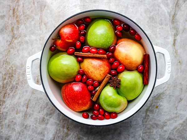 Preparation-of-Cinnamon-Tea-Apple-Cranberry-Cider